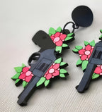 Boucles d'oreilles Pistolet et Fleurs, découpe laser sur bois, style tatouage
