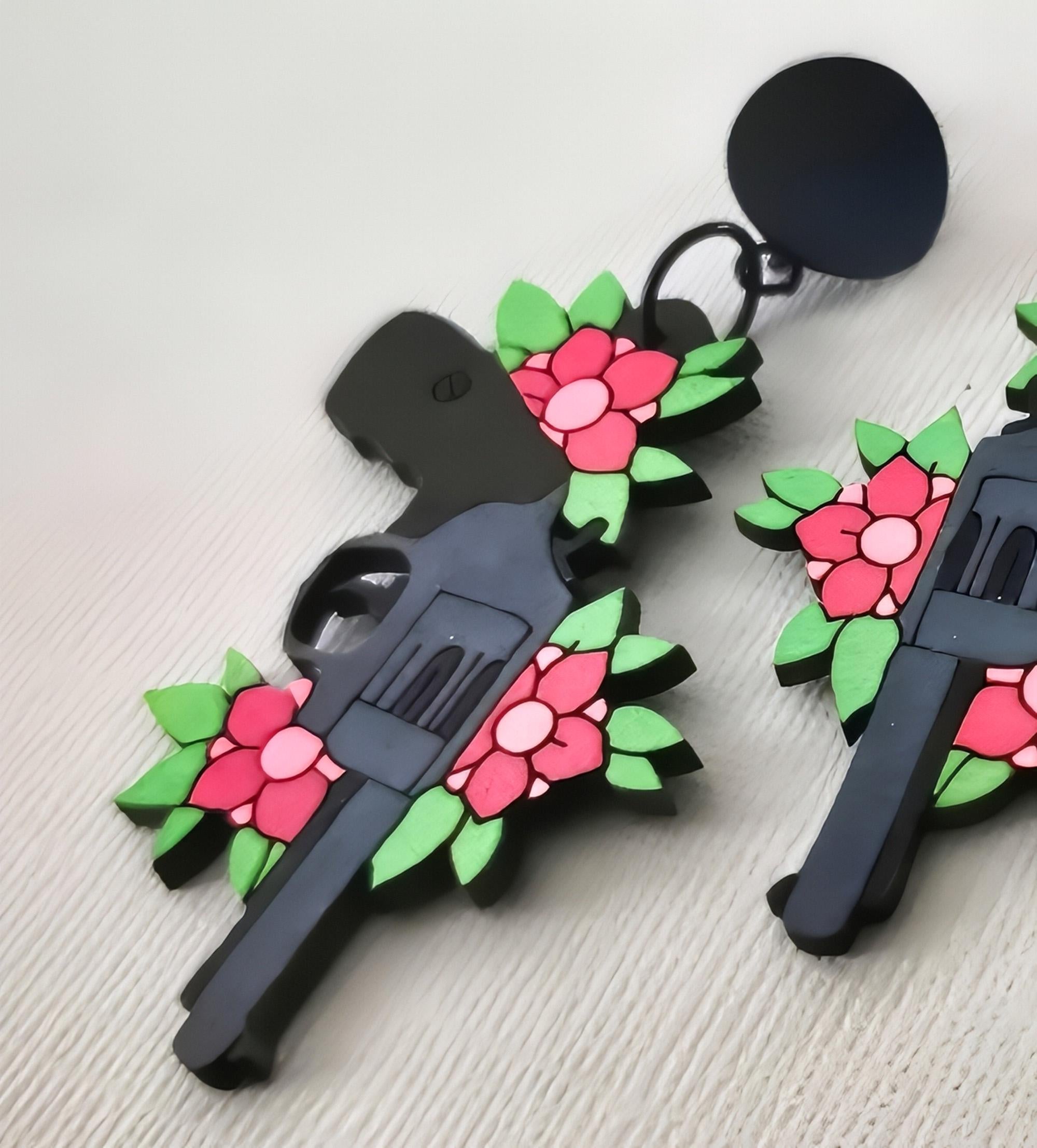 Boucles d'oreilles Pistolet et Fleurs, découpe laser sur bois, style tatouage
