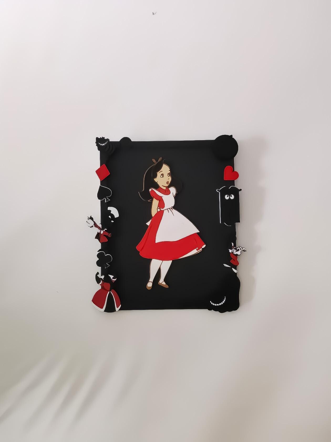 Alice au Pays des Merveilles - Tableau en Bois Découpé - Art Mural Unique