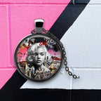 Glamour Urbain: Pendentif Marilyn en Nuances de Rose