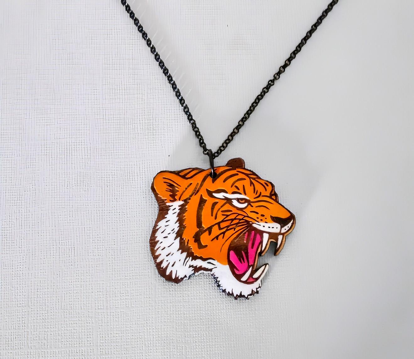 Pendentif Tigre façon old school tattoo, découpe laser de bois