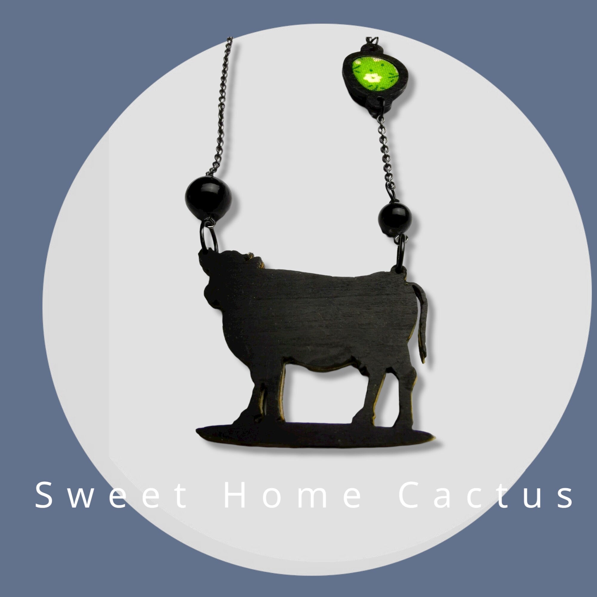 Pendentif Vache Verte, découpe de bois au laser, peinture et srass