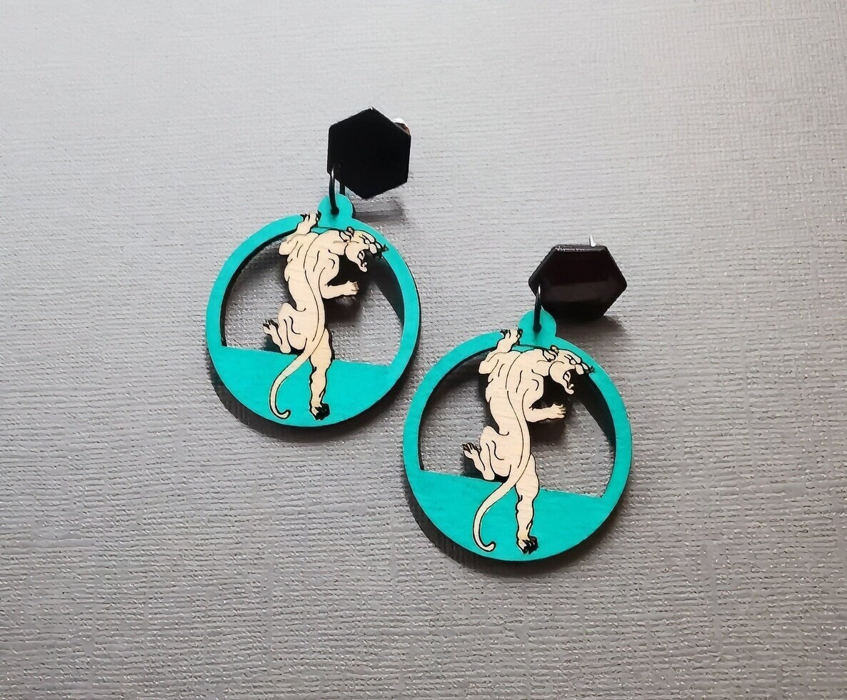Boucles d'oreilles Léopard style tatouage, sur créole en bois de cerisier et découpé et gravé au laser