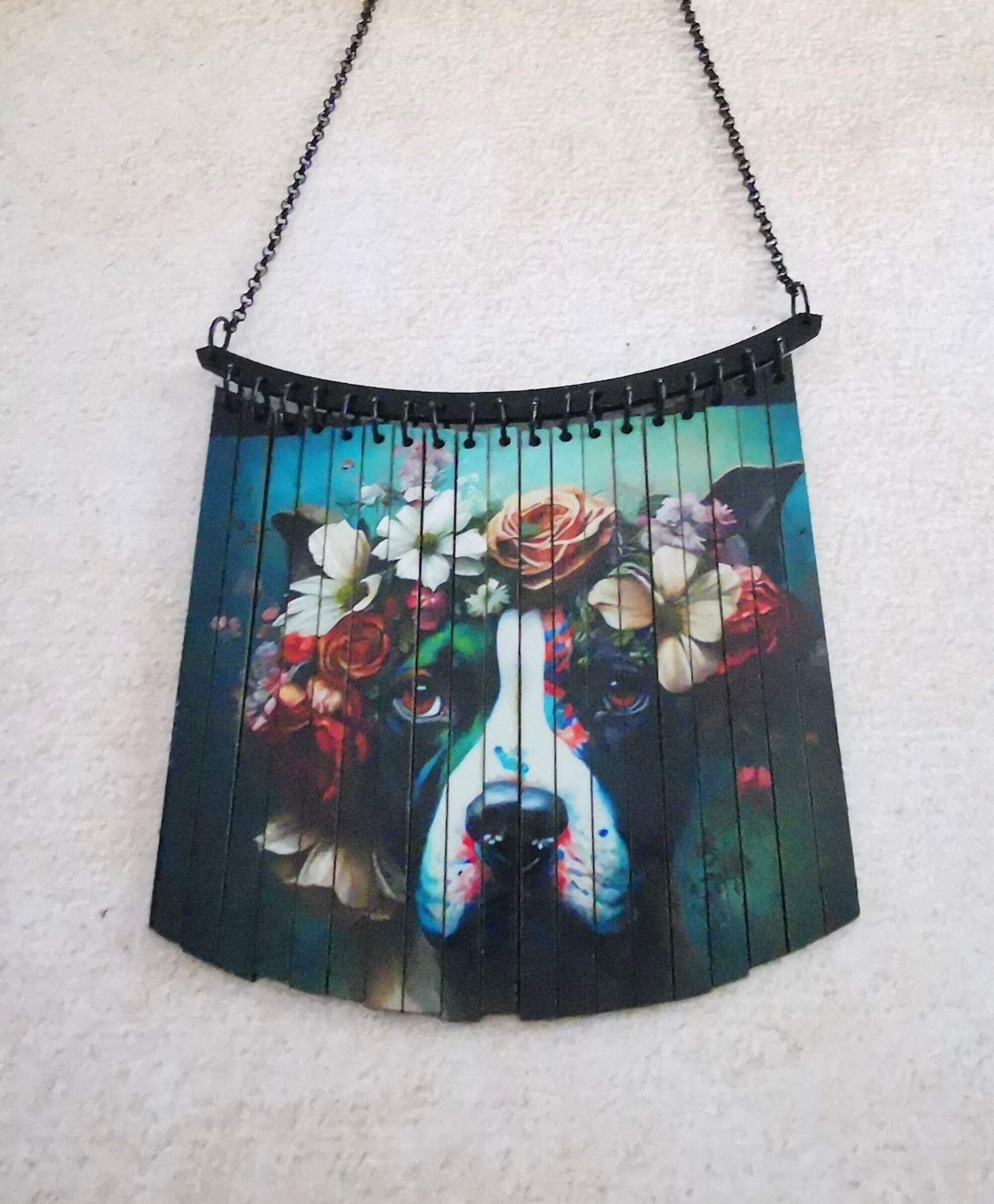 Collier Plastron Chien univers Dia de los Muertos, découpe laser et impression numérique HD, Chien à la couronne de fleurs