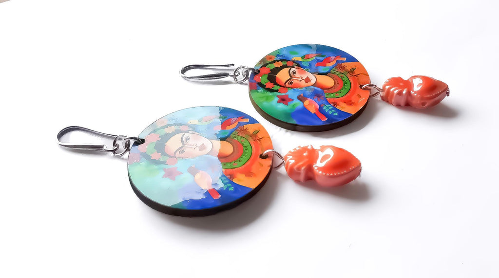 Boucles d'oreilles Frida Kahlo uniques – Art IA sur Bois, Découpe Laser, Coeur Sacré