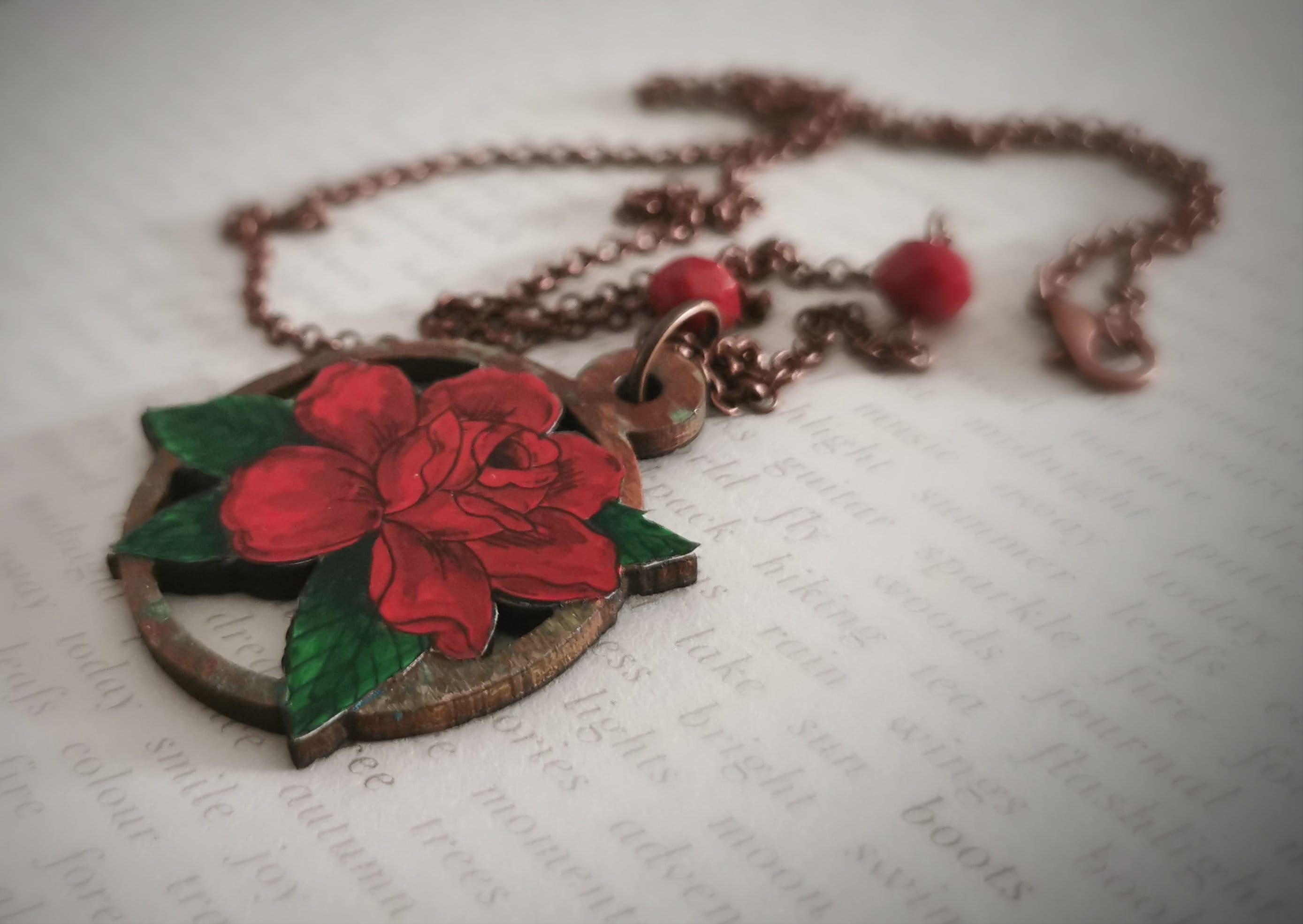 Pendentif rose rouge style Old School Tattoo, vintage et usé