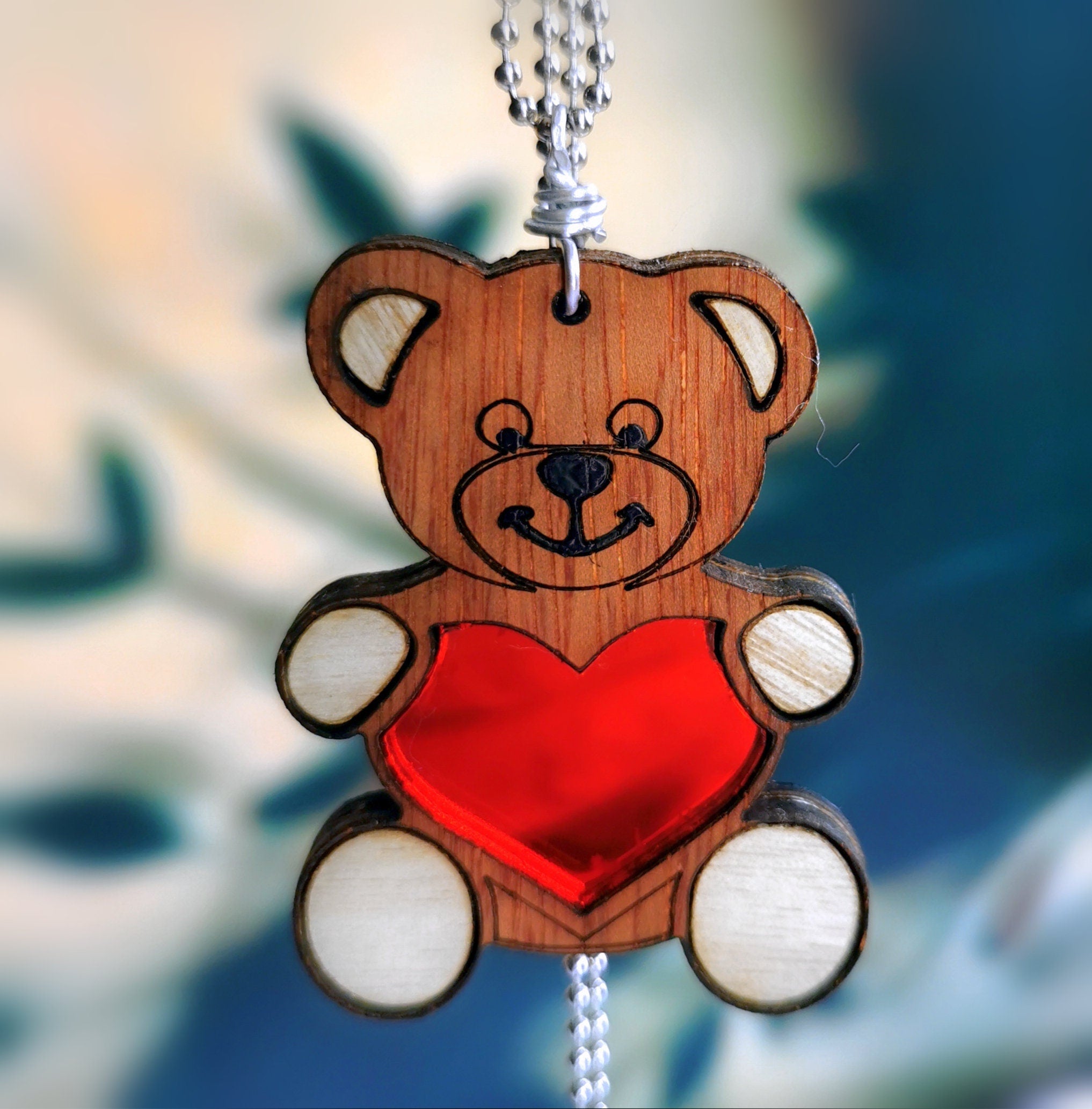 Pendentif Ourson style Vintage qui tient son coeur sur sa poitrine, découpe laser de bois et plexiglass miroir rouge