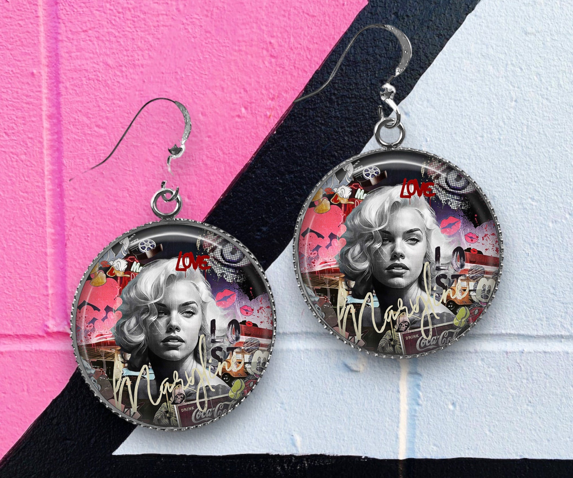 Icône Urbaine en Rose: Boucles d'Oreilles Marilyn Graffiti