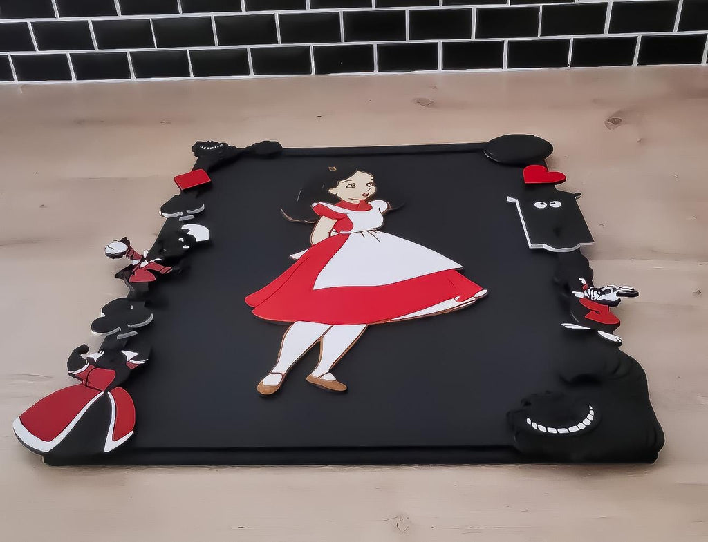 Alice au Pays des Merveilles - Tableau en Bois Découpé - Art Mural Unique
