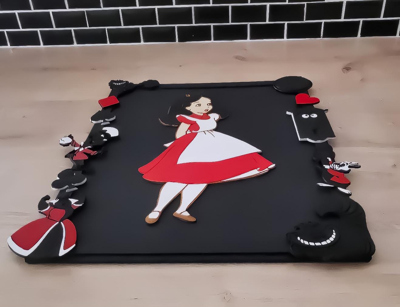 Alice au Pays des Merveilles - Tableau en Bois Découpé - Art Mural Unique