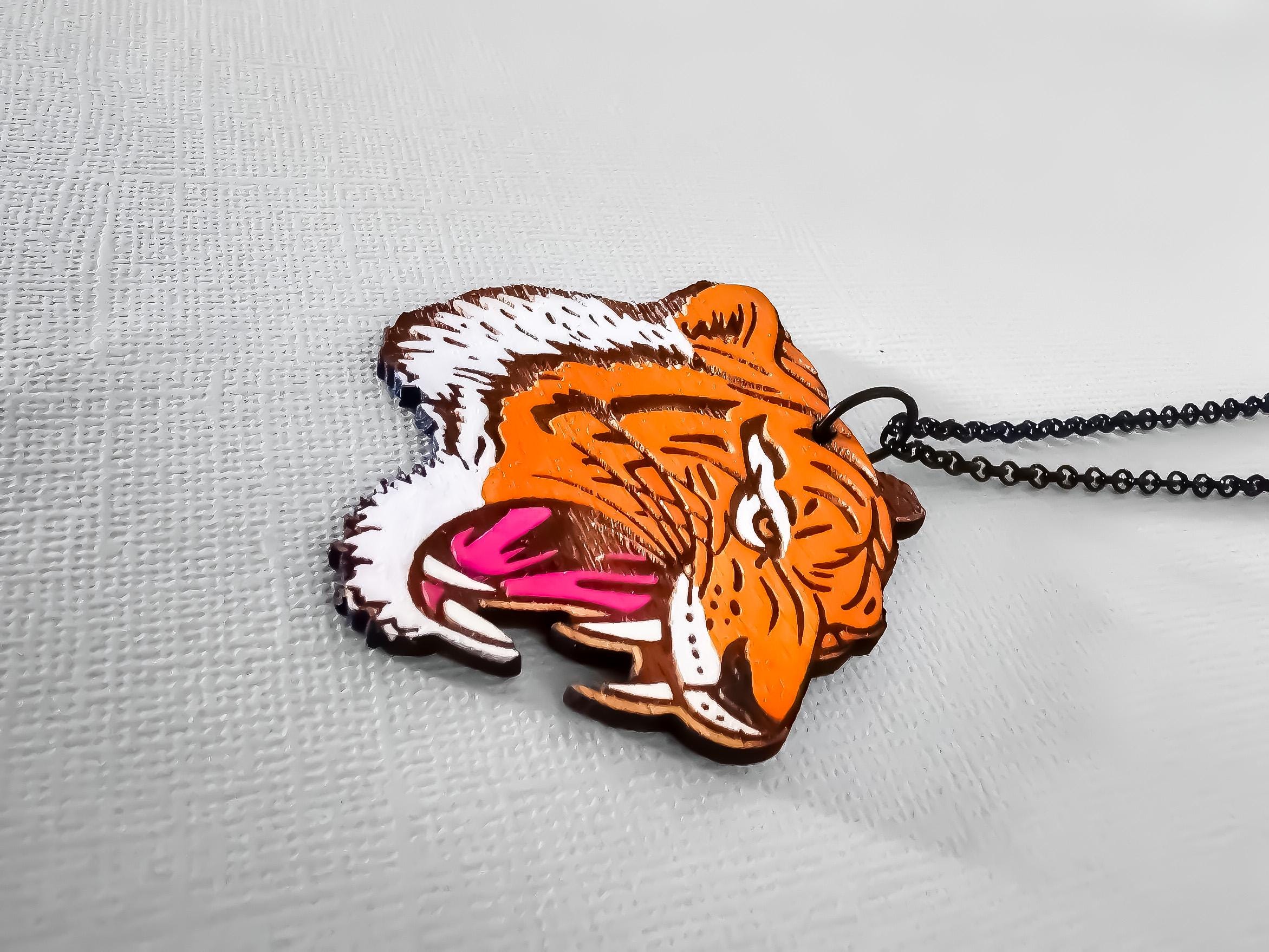 Pendentif Tigre façon old school tattoo, découpe laser de bois
