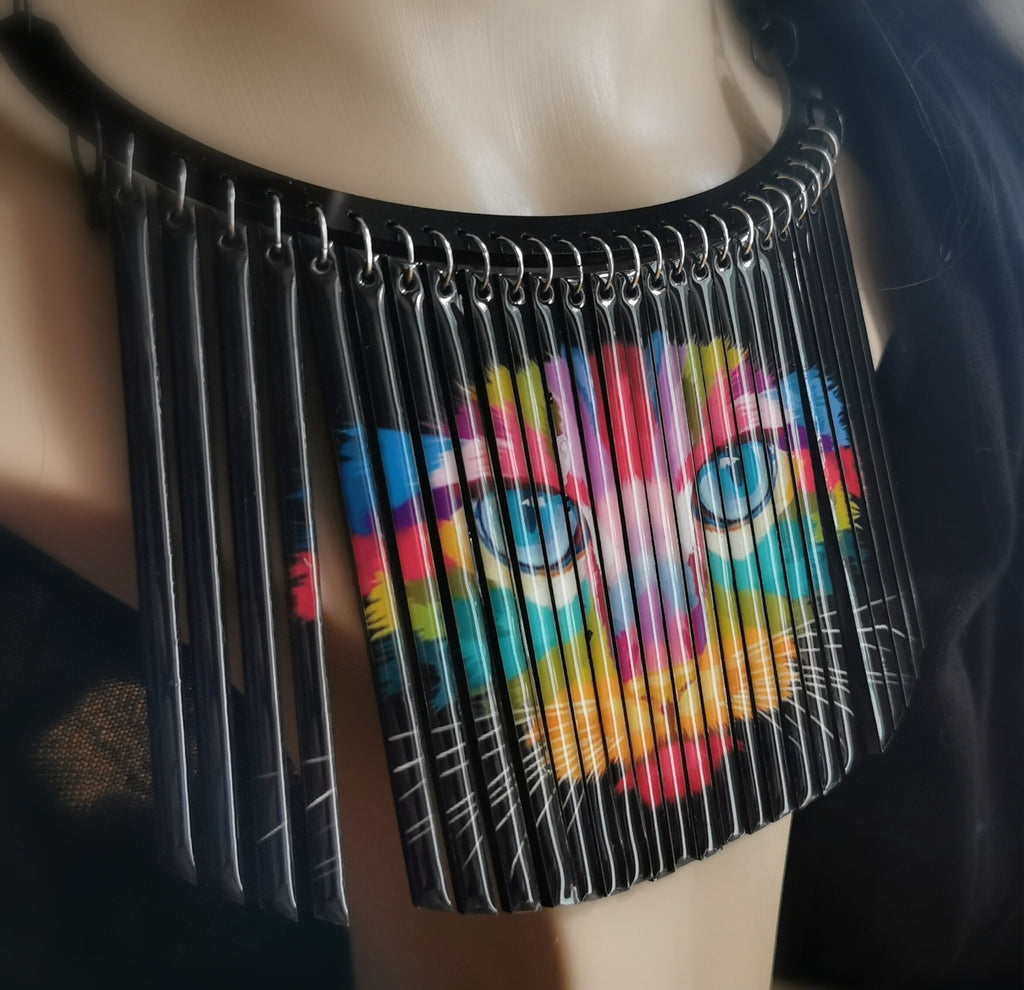 Collier Plastron Chat tout en couleurs, découpe laser de plexiglass et résine, tableau laqué