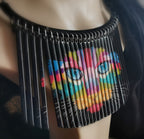 Collier Plastron Chat tout en couleurs, découpe laser de plexiglass et résine, tableau laqué