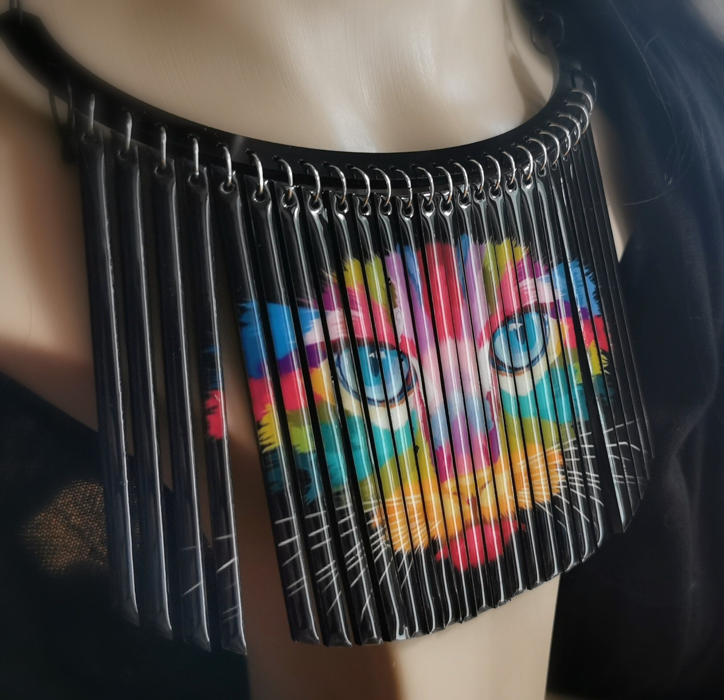 Collier Plastron Chat tout en couleurs, découpe laser de plexiglass et résine, tableau laqué