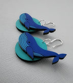 Boucles d'oreilles Baleine, découpe et gravure laser de bois de cersier, peinture main
