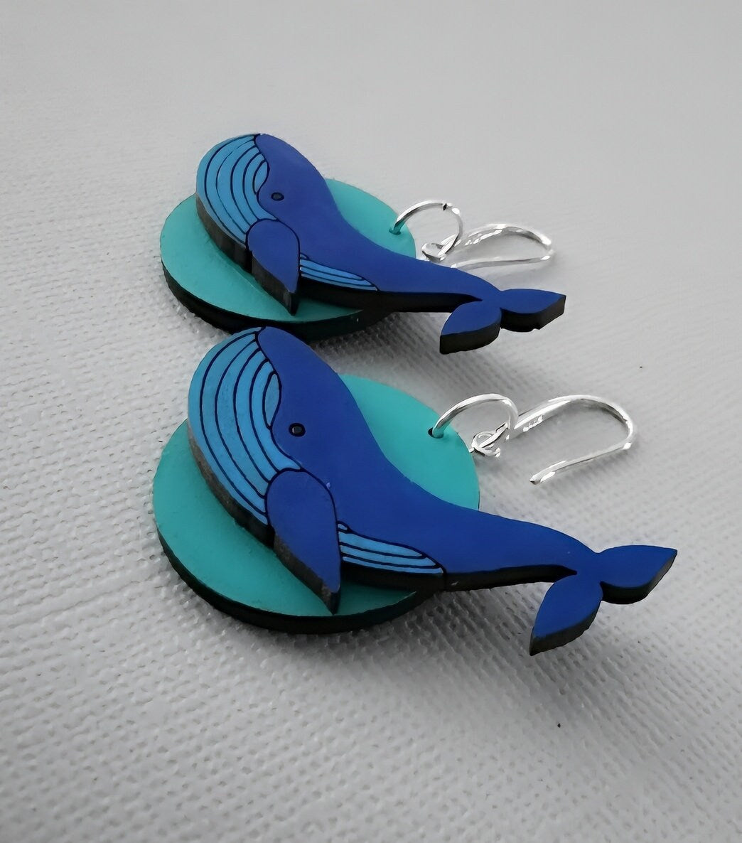 Boucles d'oreilles Baleine, découpe et gravure laser de bois de cersier, peinture main