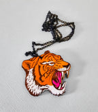 Pendentif Tigre façon old school tattoo, découpe laser de bois
