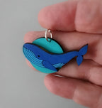 Boucles d'oreilles Baleine, découpe et gravure laser de bois de cersier, peinture main