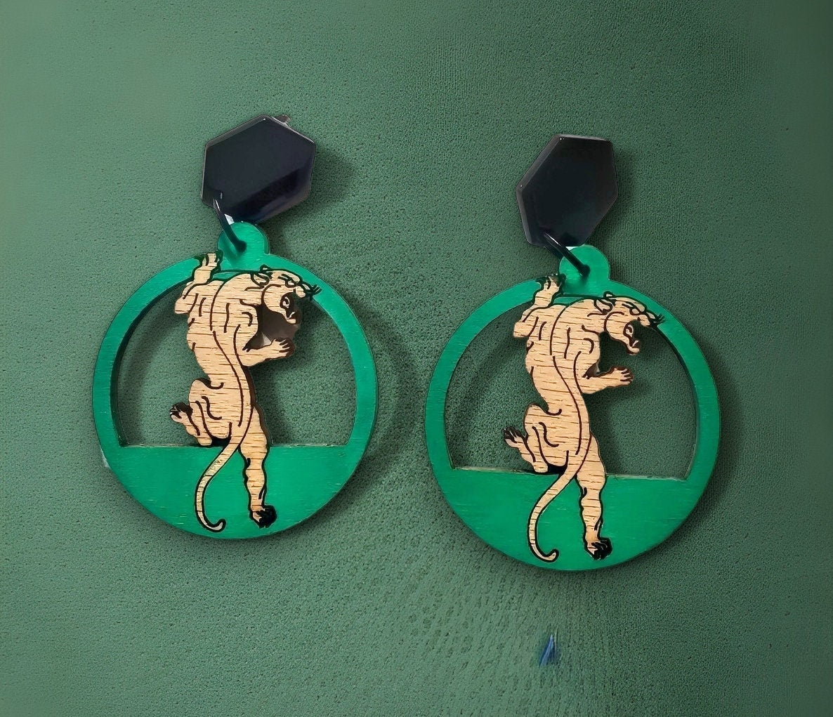 Boucles d'oreilles Léopard style tatouage, sur créole en bois de cerisier et découpé et gravé au laser