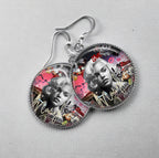 Icône Urbaine en Rose: Boucles d'Oreilles Marilyn Graffiti