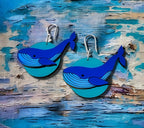 Boucles d'oreilles Baleine, découpe et gravure laser de bois de cersier, peinture main