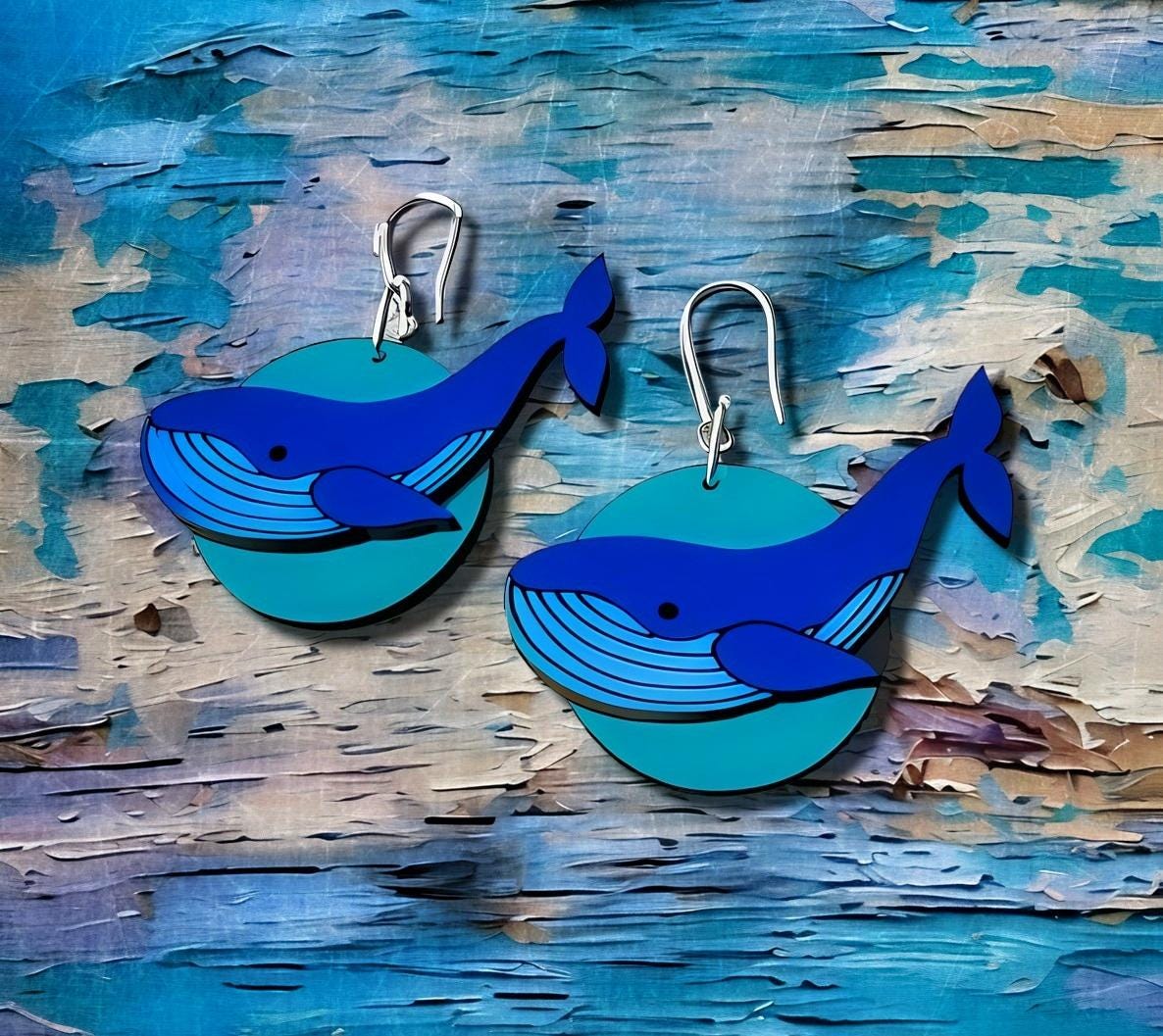 Boucles d'oreilles Baleine, découpe et gravure laser de bois de cersier, peinture main