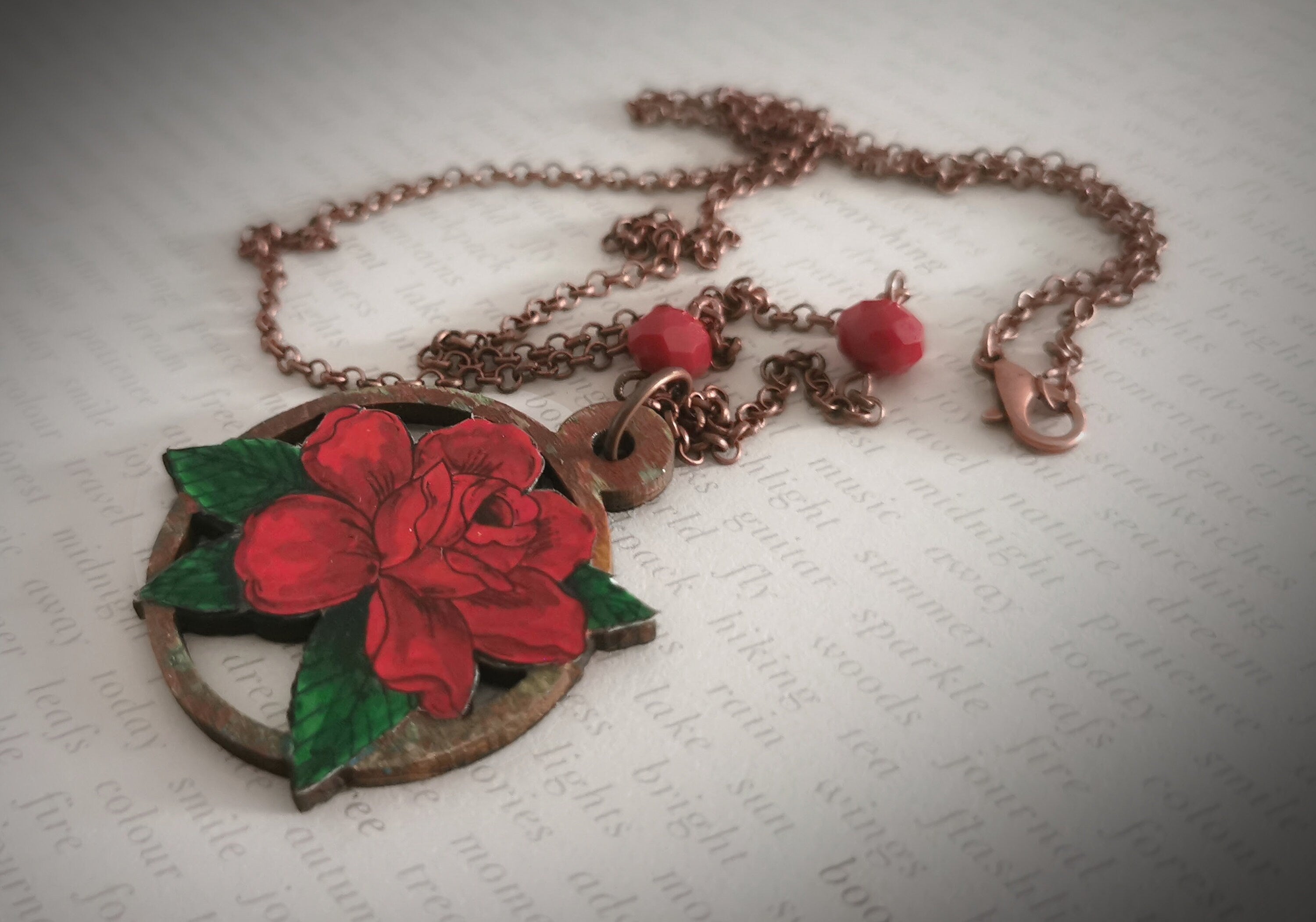 Pendentif rose rouge style Old School Tattoo, vintage et usé