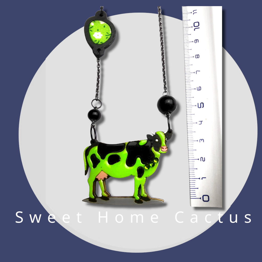 Pendentif Vache Verte, découpe de bois au laser, peinture et srass