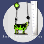 Pendentif Vache Verte, découpe de bois au laser, peinture et srass