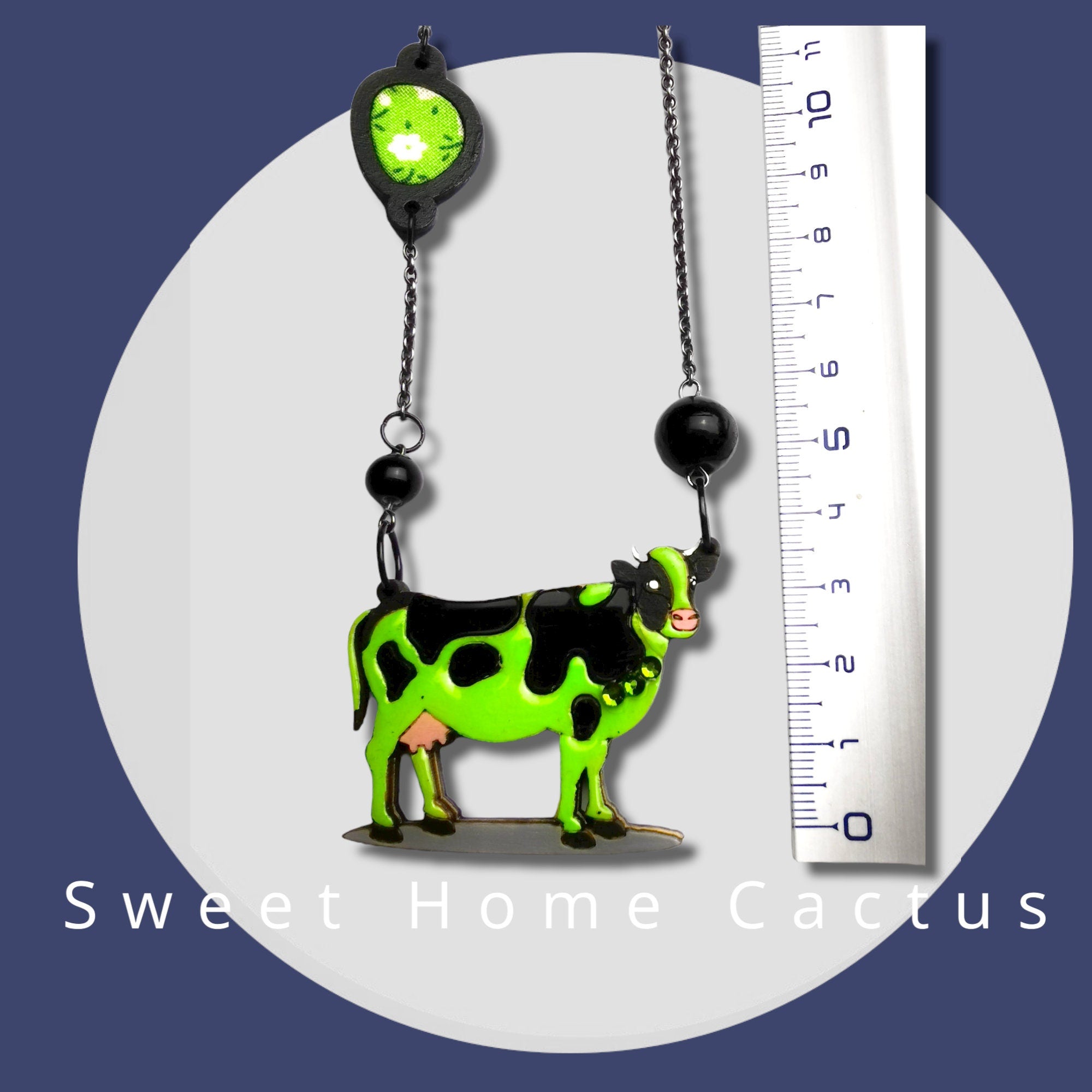 Pendentif Vache Verte, découpe de bois au laser, peinture et srass