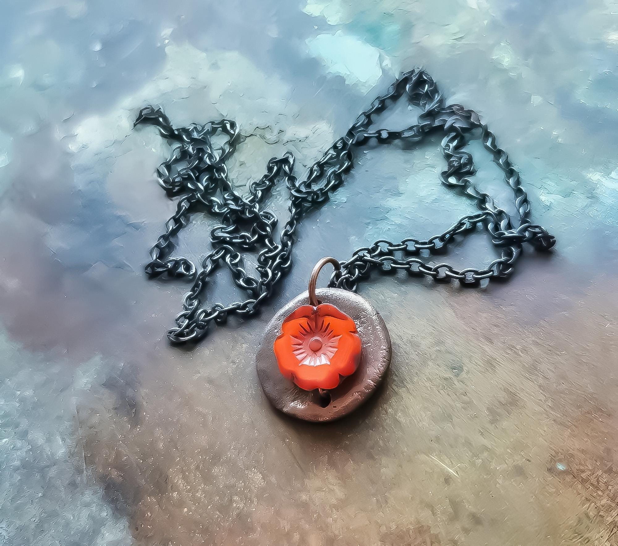 Pendentif vintage fleur orange sur métal ancien