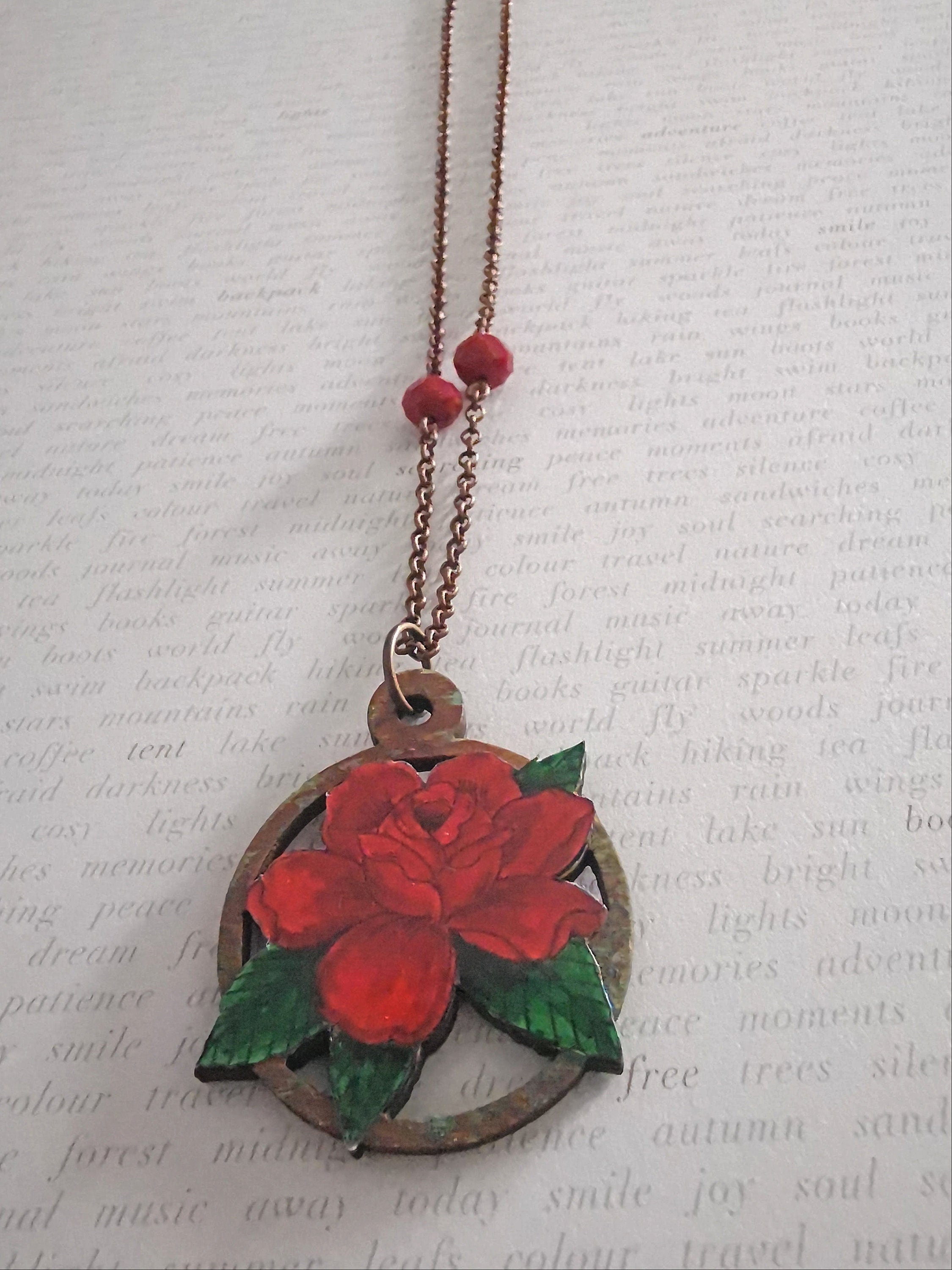 Pendentif rose rouge style Old School Tattoo, vintage et usé