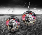 Icône Urbaine en Rose: Boucles d'Oreilles Marilyn Graffiti