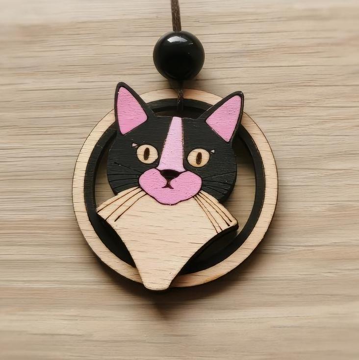 Pendentif Chat, découpe laser de bois, chaton noir, accessoire éco-responsable, bijou original.