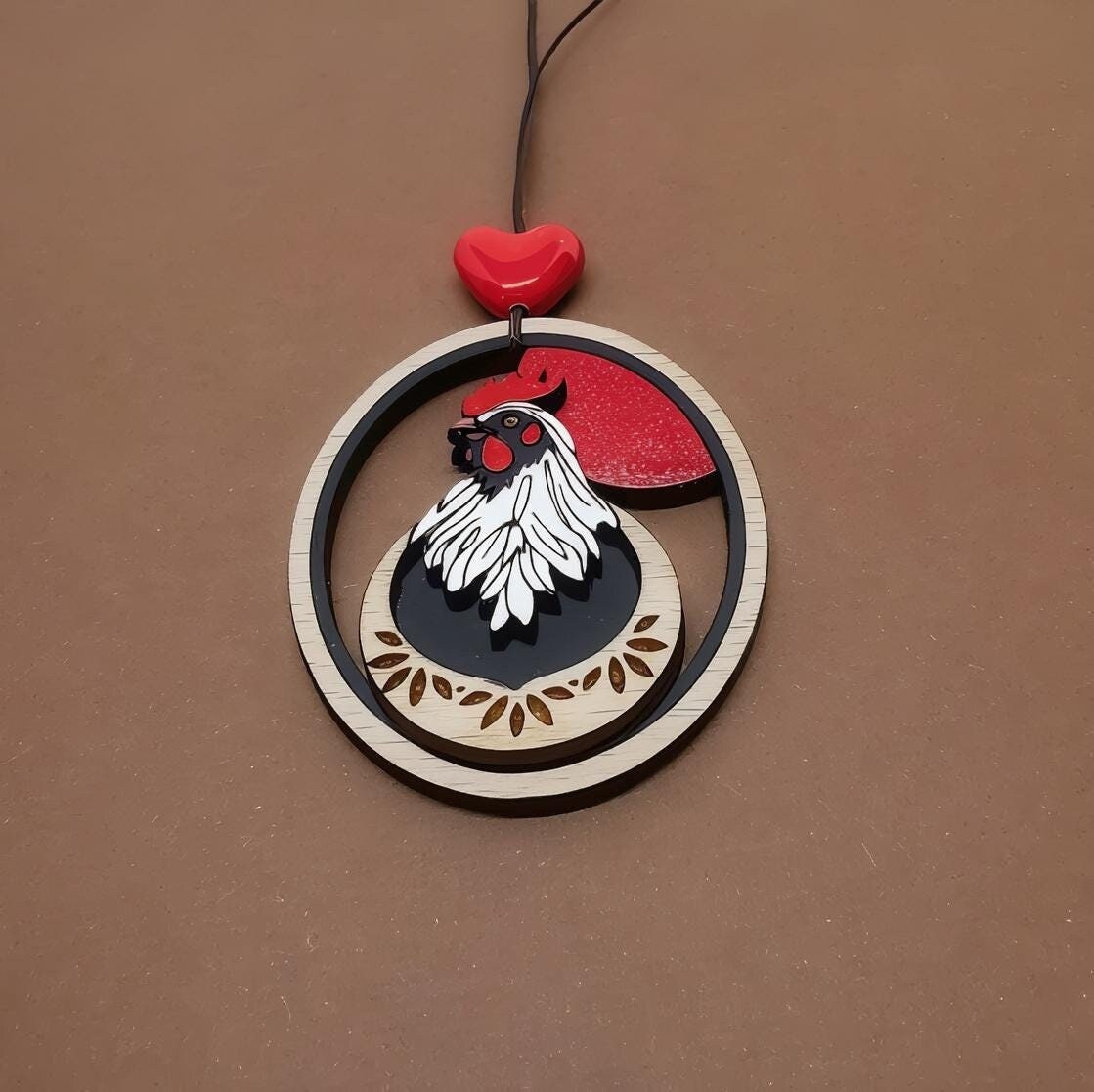 Pendentif Coq, découpe et gravure laser de bois peint à la main, baturel et rustique, animaux de la ferme