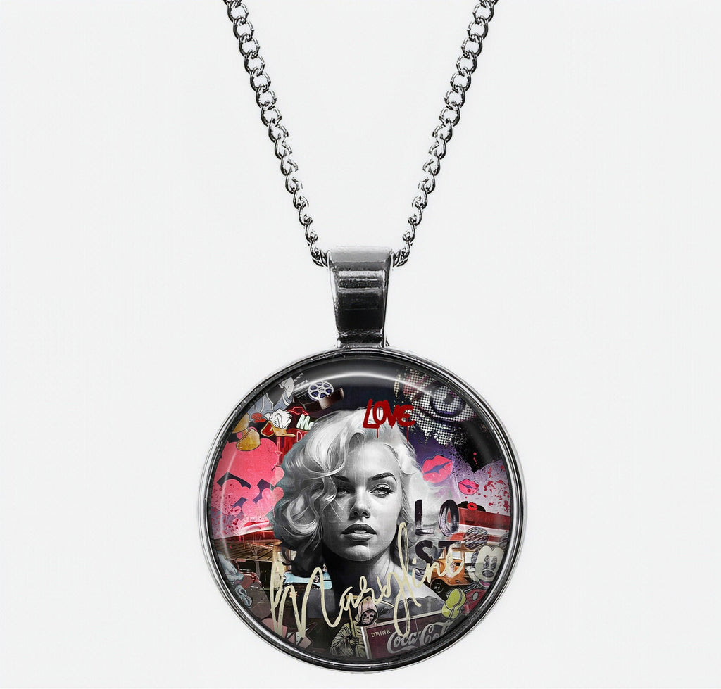 Glamour Urbain: Pendentif Marilyn en Nuances de Rose