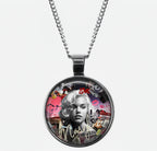 Glamour Urbain: Pendentif Marilyn en Nuances de Rose