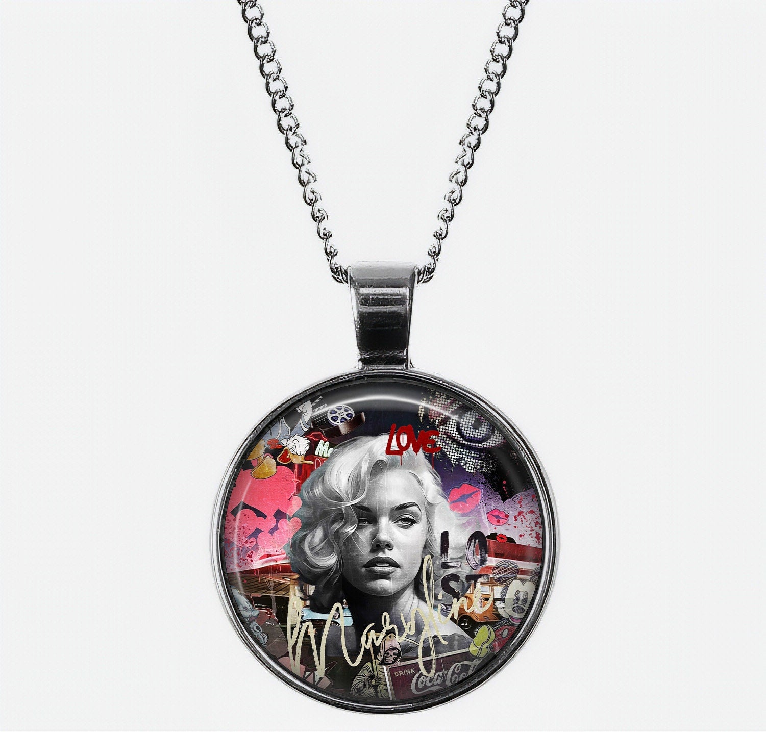 Glamour Urbain: Pendentif Marilyn en Nuances de Rose