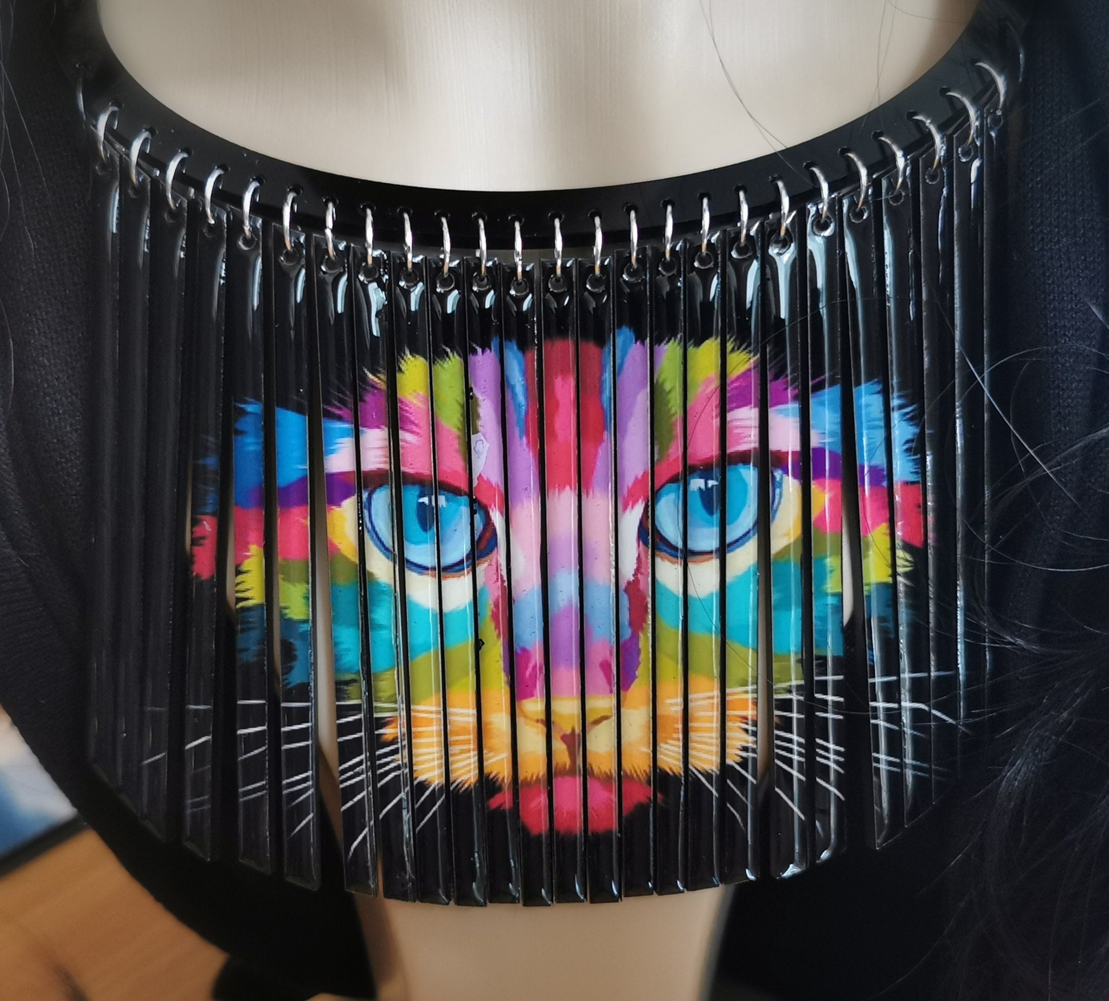 Collier Plastron Chat tout en couleurs, découpe laser de plexiglass et résine, tableau laqué