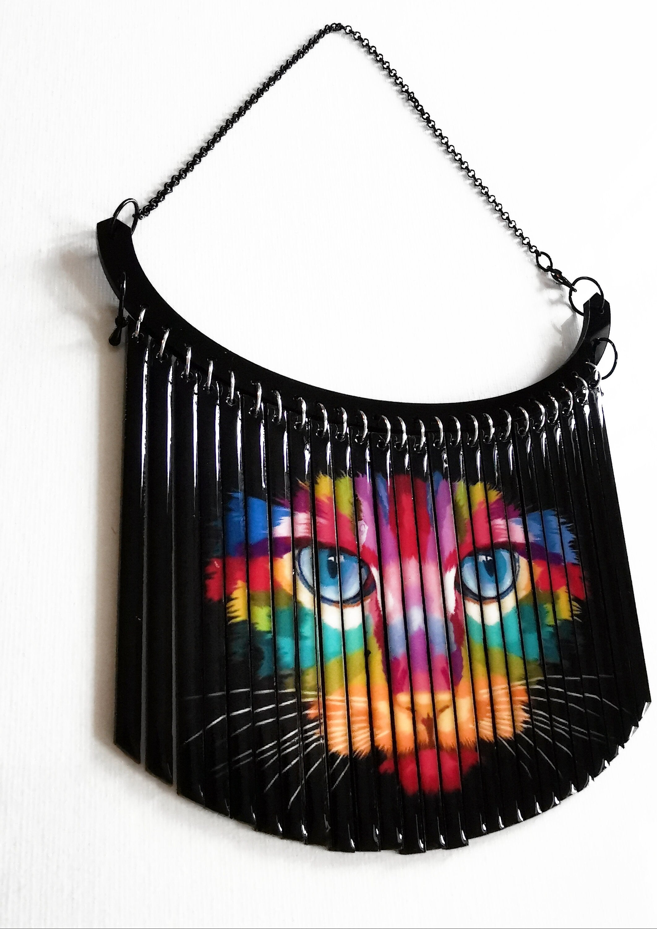 Collier Plastron Chat tout en couleurs, découpe laser de plexiglass et résine, tableau laqué