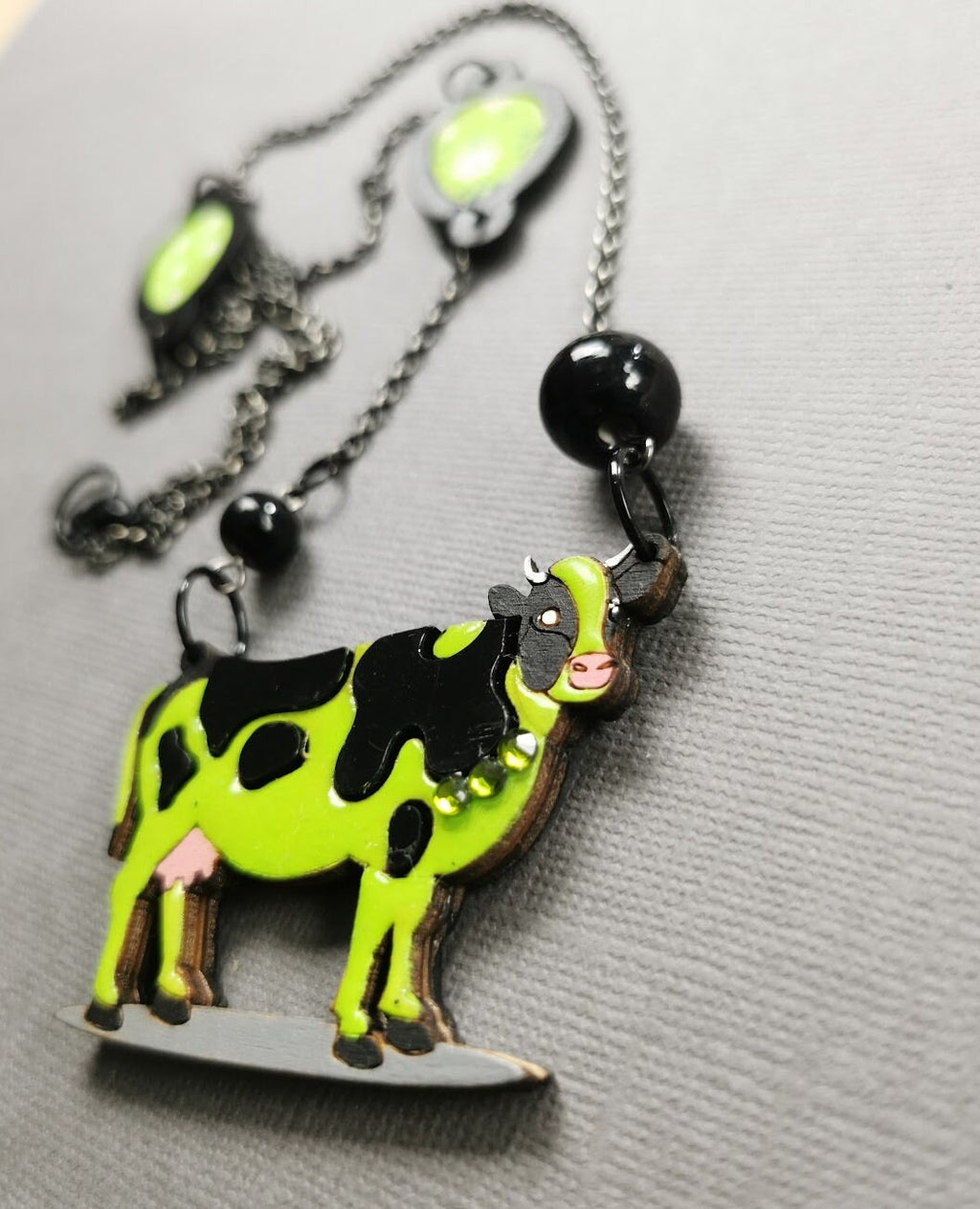 Pendentif Vache Verte, découpe de bois au laser, peinture et srass