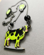 Pendentif Vache Verte, découpe de bois au laser, peinture et srass