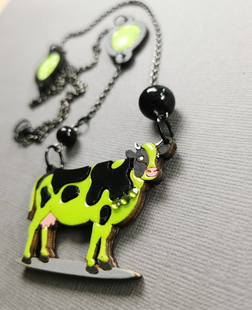 Pendentif Vache Verte, découpe de bois au laser, peinture et srass