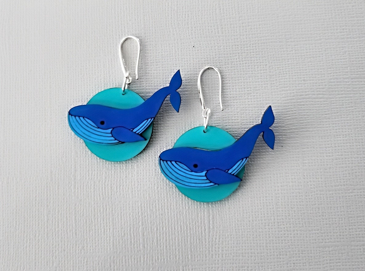 Boucles d'oreilles Baleine, découpe et gravure laser de bois de cersier, peinture main