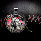 Glamour Urbain: Pendentif Marilyn en Nuances de Rose