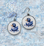 Douceur Nautique: Boucles d'Oreilles Canard en Faïence