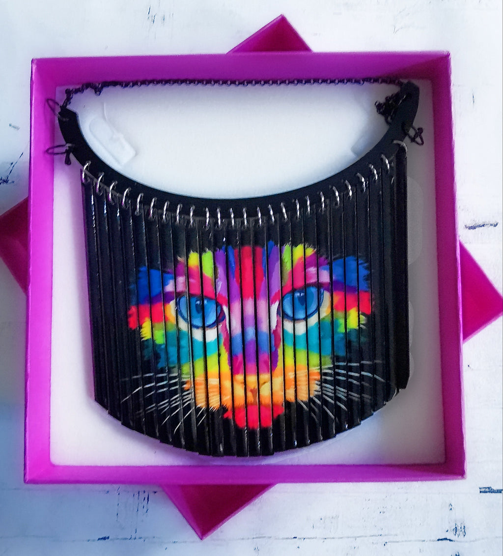 Collier Plastron Chat tout en couleurs, découpe laser de plexiglass et résine, tableau laqué