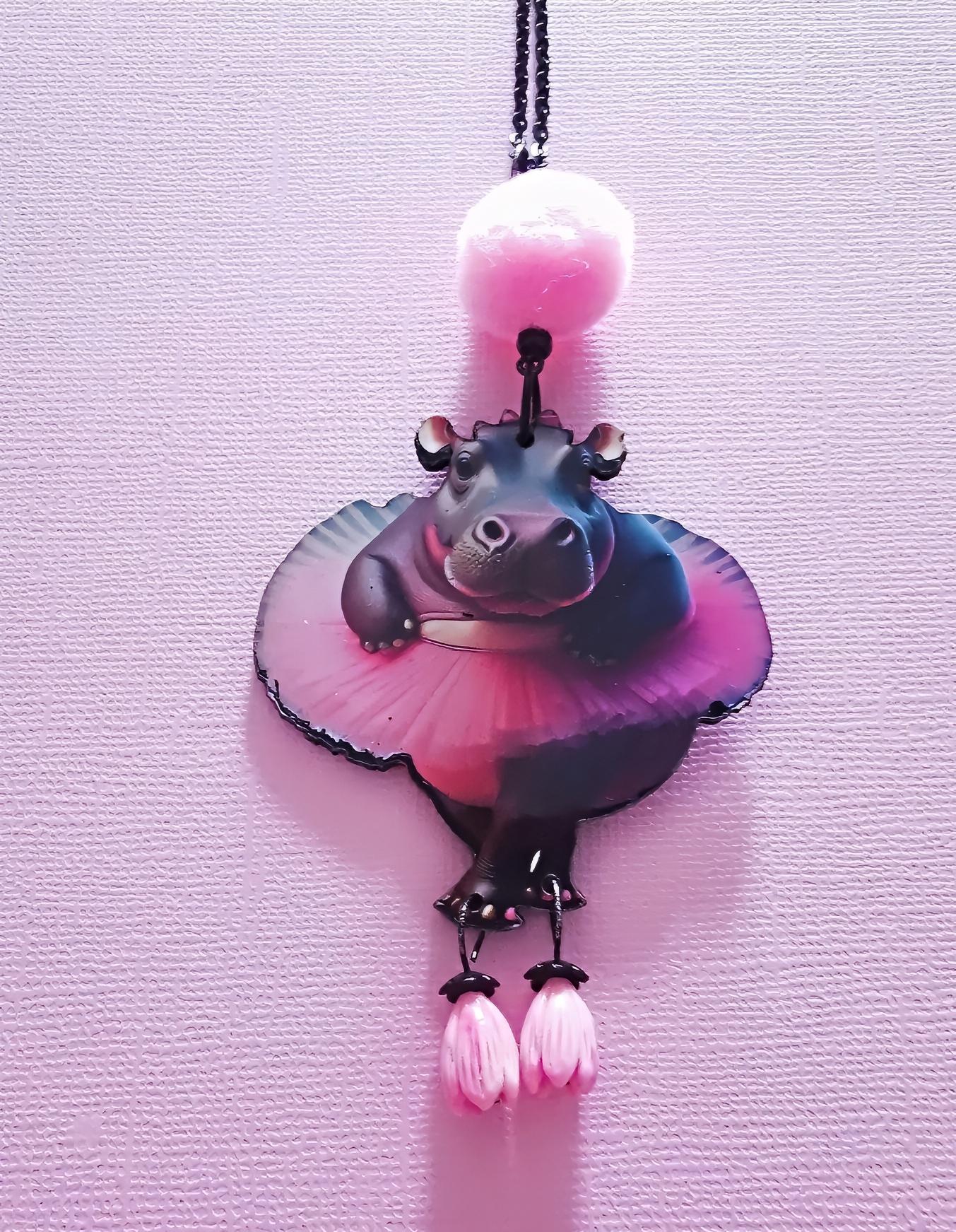 Pendentif Fantaisie Hippopotame en Tutu – Bijou Humour & Tendresse en Bois Découpé au Laser, Perles Roses et Pompon