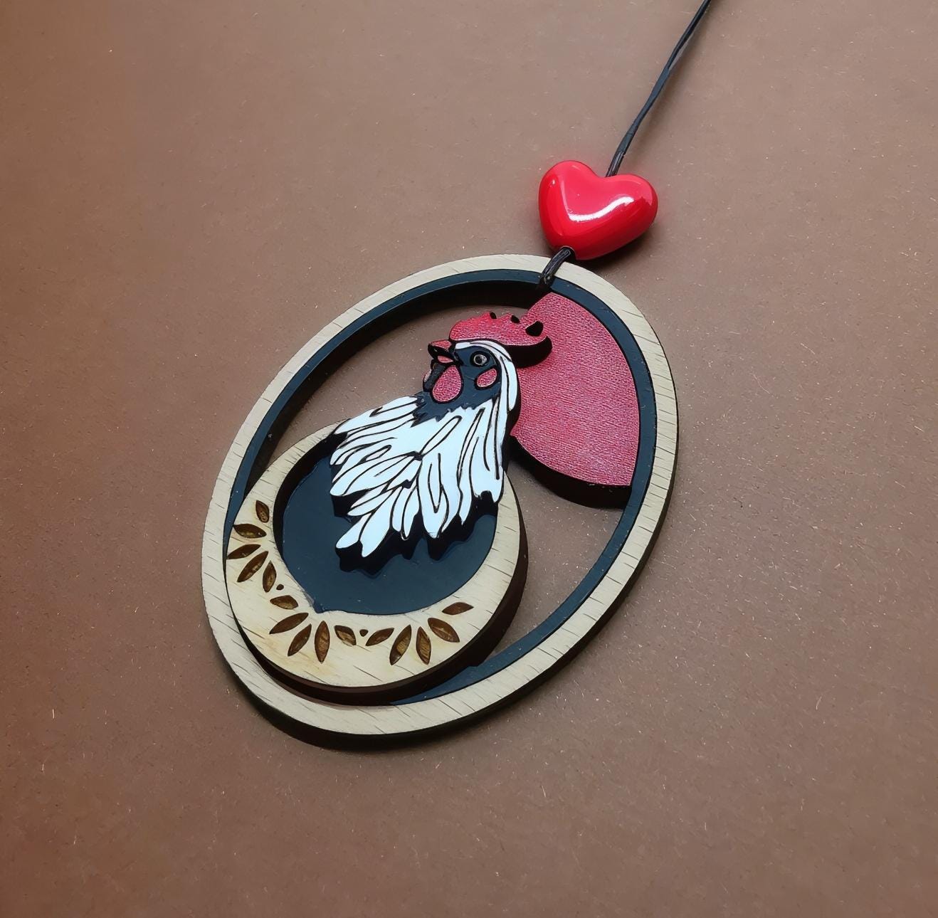 Pendentif Coq, découpe et gravure laser de bois peint à la main, baturel et rustique, animaux de la ferme