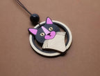 Pendentif Chat, découpe laser de bois, chaton noir, accessoire éco-responsable, bijou original.